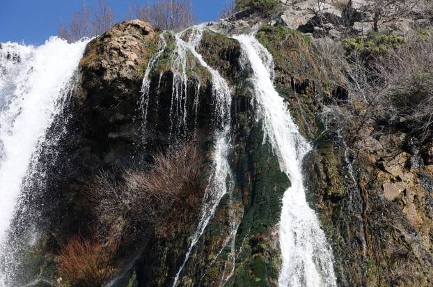 Knin: Slap Kr?i?, poznatiji kao Topoljski buk ili Veliki buk ukrašen dugom