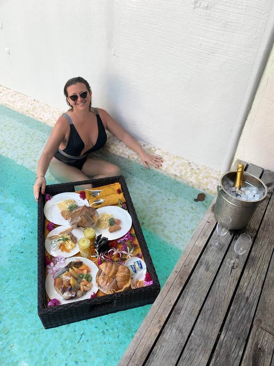 Snježana Mehun se zaručila na Maldivima, od sreće zaplakala: Prsten stigao na pladnju hrane