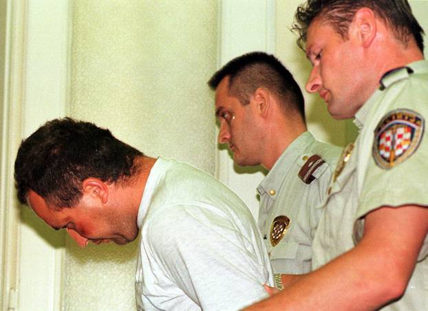 Zagreb: Privo?enje Mate Ora&scaron;ki? zbog ubojstva tri &zcaron;ene i ranjavanja jedne na Op?inskom sudu, 1999.