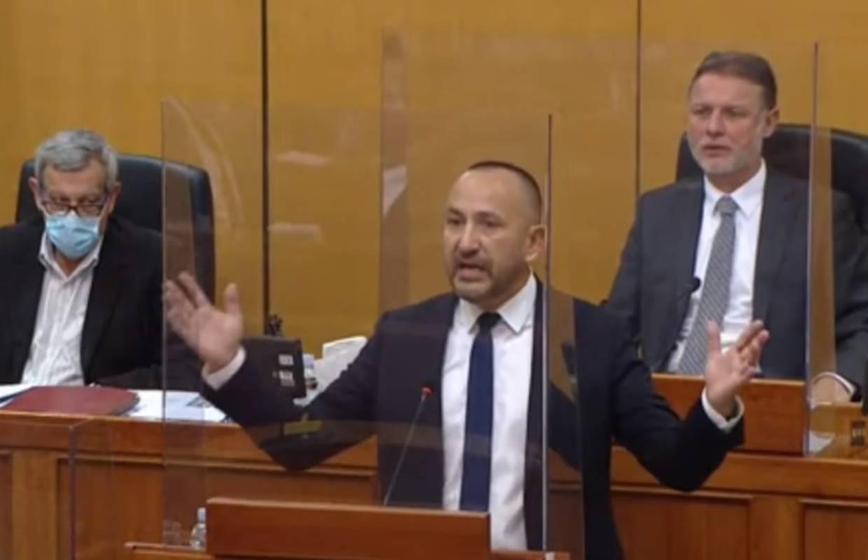 Zekanović popljuvao desničare: Cjepivo spašava, zbog vas ljudi idu na respiratore. Sramite se!