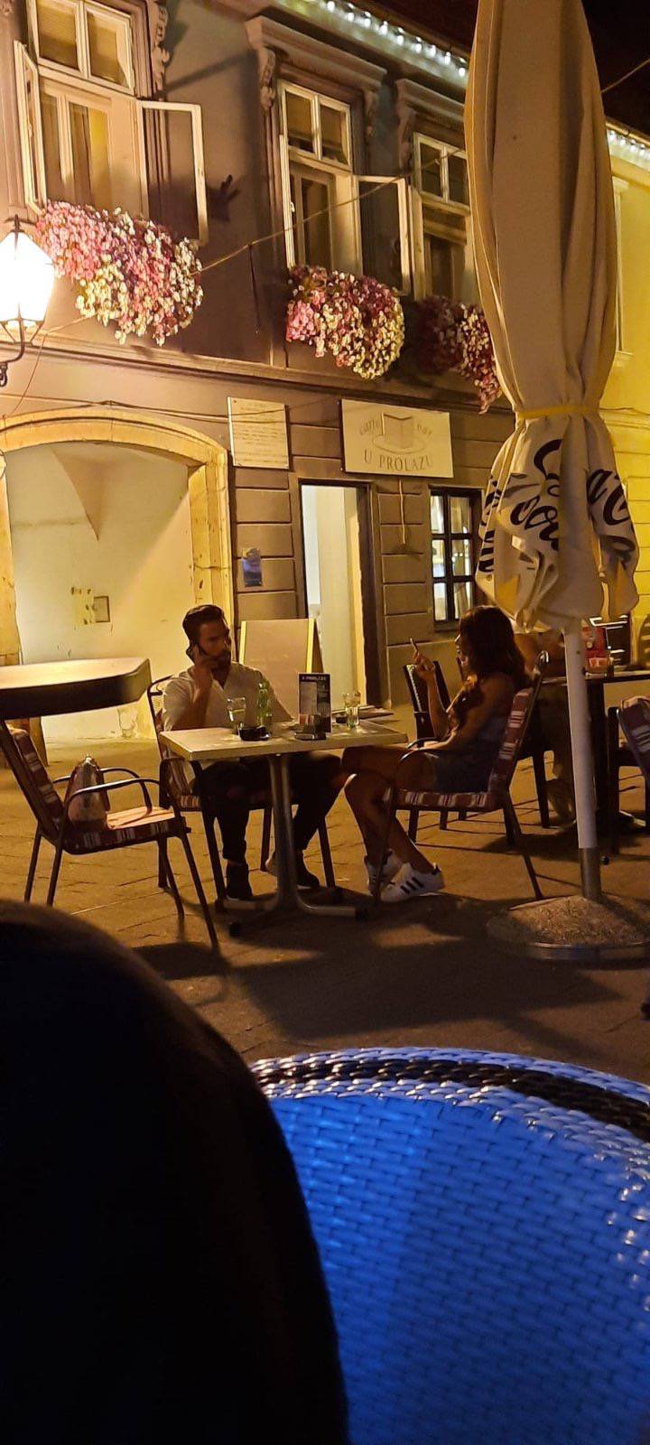 Dok nasmiješeni Goran uživa u zagrljaju Hane Rodić, njegova bivša Claudia samuje u kafiću