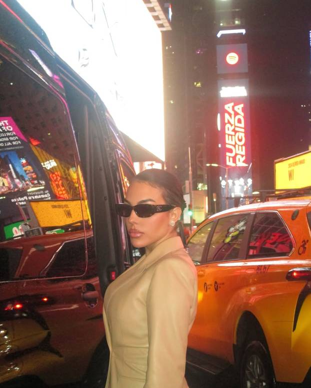 Georgina, pa gdje su ti hlačice? Atraktivna manekenka mamila je poglede ulicama New Yorka...