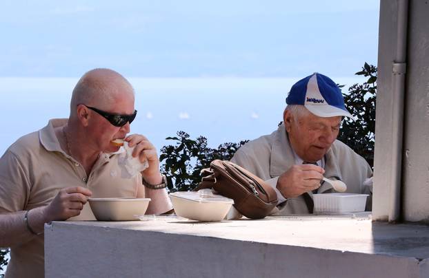 Nakon dvije godine pauze, Splićani dočekali Prvosvibanjsko druženje na Marajnu uz fažol i ostale delicije