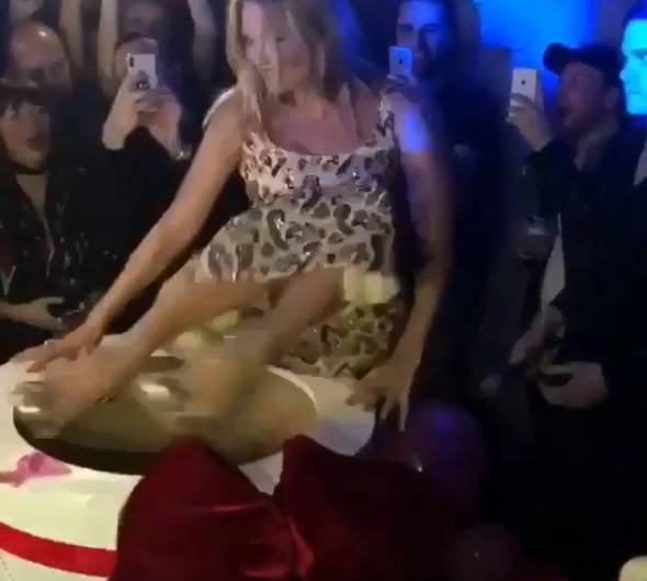 Kate Moss iskočila iz torte pa pokazala 'previše' ispod haljine
