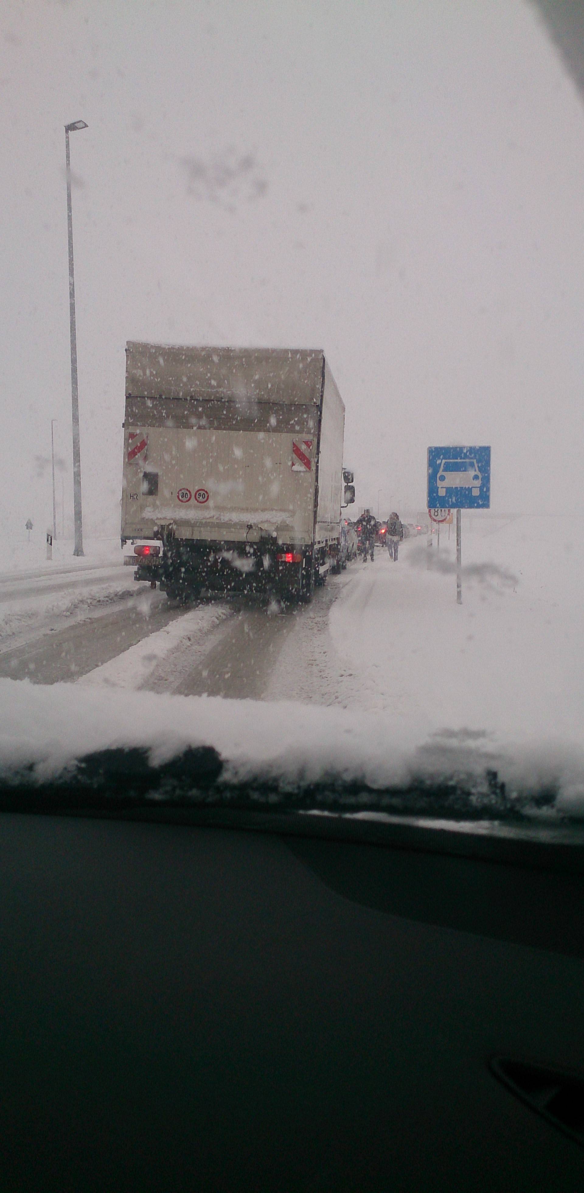 Snježni kaos: Neumorni vozači pomagali jedni drugima na putu