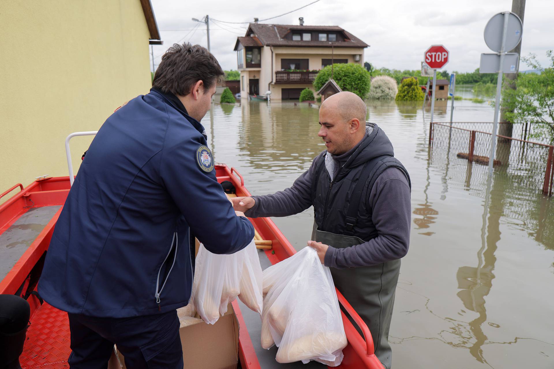 Karlovac: Vatrogasci i Crveni križ dostavljaju kruh građanima koji su u svojim kućama