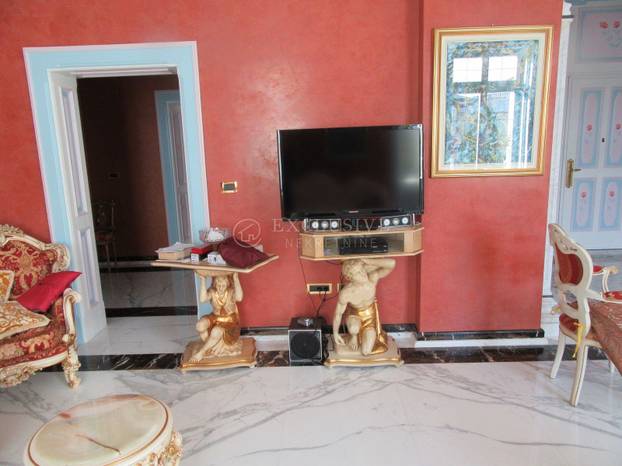 Ovako nešto nikad niste vidjeli! Prodaje se stan u Opatiji: Zlato, mramor, kipovi koji nose TV...