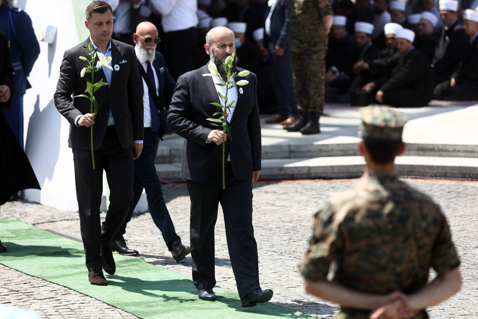 Brojne delegacije položile cvijeće u znak sjećanja na ubijene u genocidu u Srebrenici