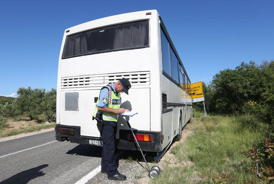 Autobus se zabio u prometni znak, vozača prevezli u bolnicu