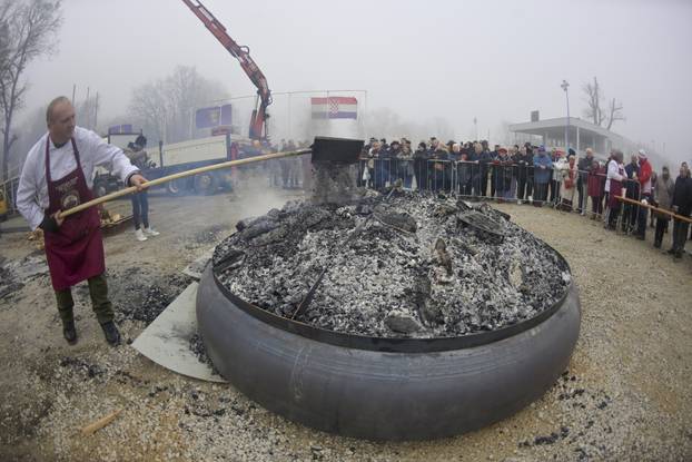 U Oroslavju pripremljena najveća peka na svijetu