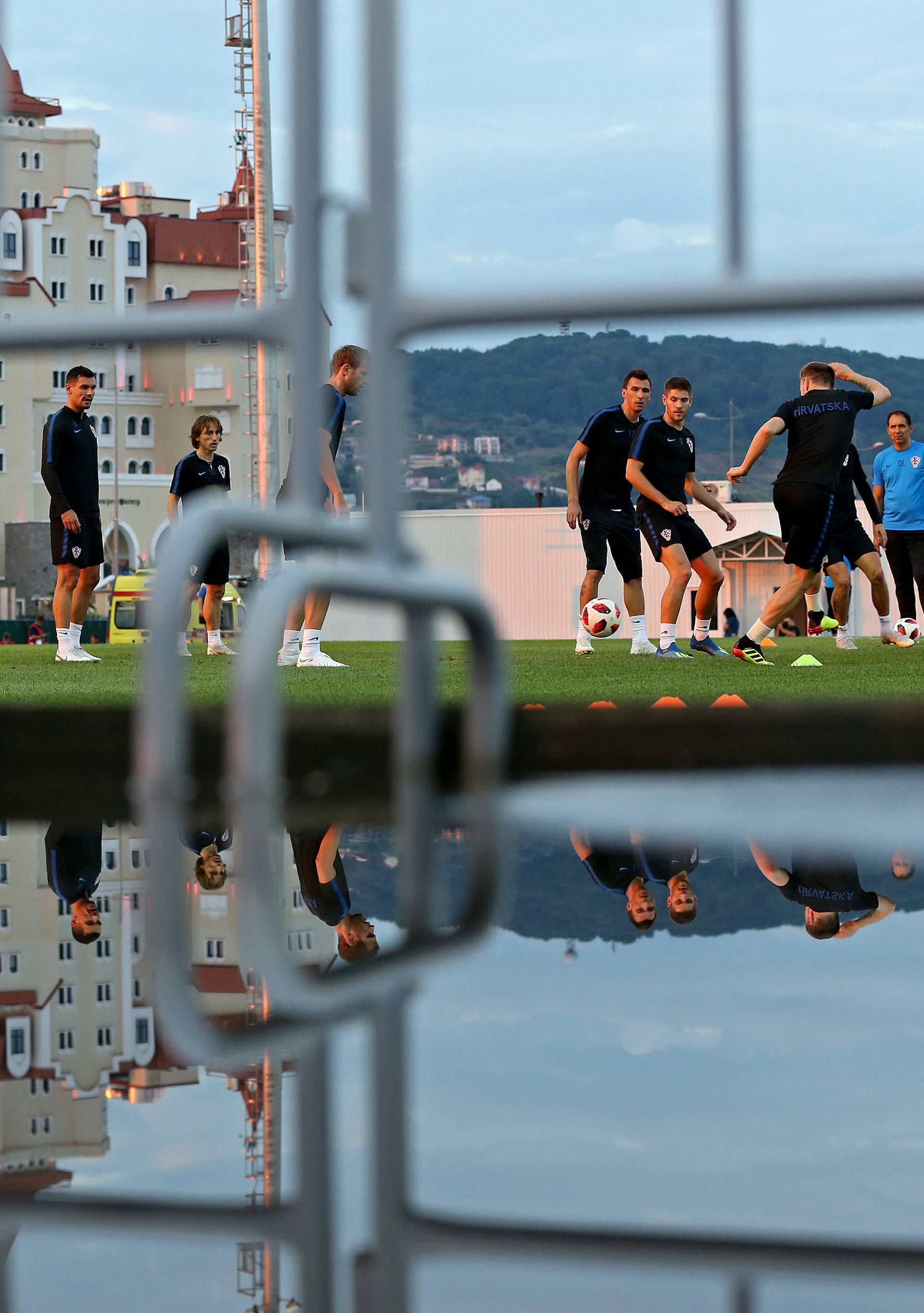 Kiša preselila trening Vatrenih na prekrasan manji travnjak...