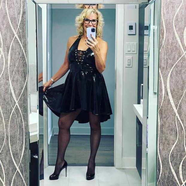 FOTO Policajka (61) dala otkaz i postala hit na internetu: Mnogi bi voljeli da ih 'privede'...