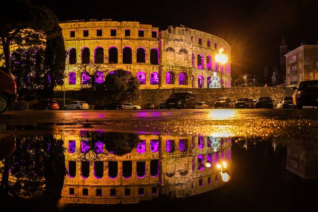 Pulska Arena tijekom noći u vrijeme adventa