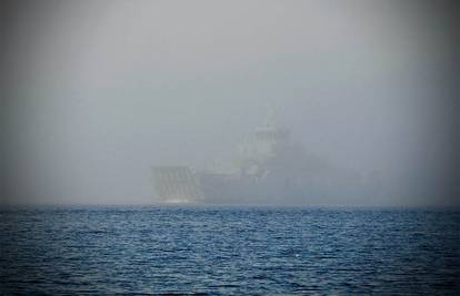 Trajekt poput 'broda duhova': 'Iz magle se čuju samo sirene'