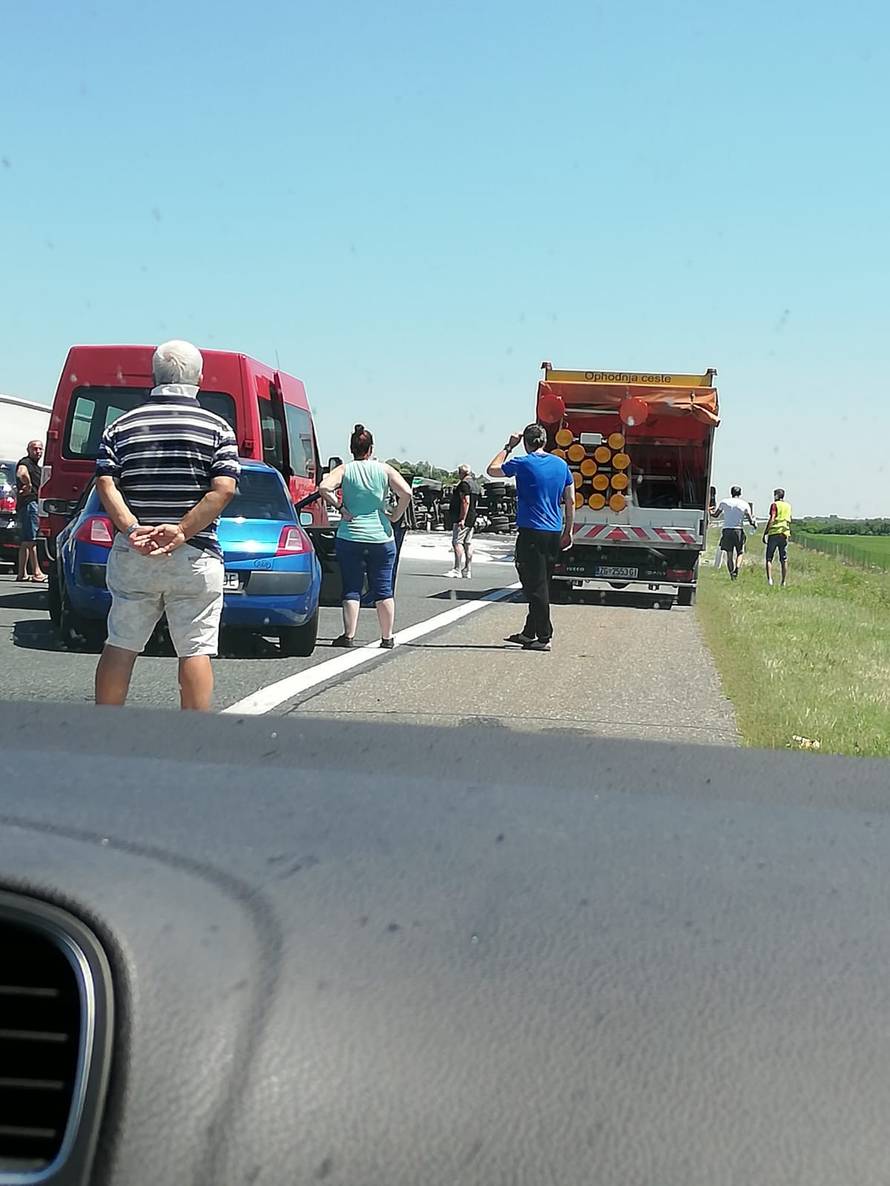 Strašne fotografije: Sudarili se kamioni, jedan probio ogradu
