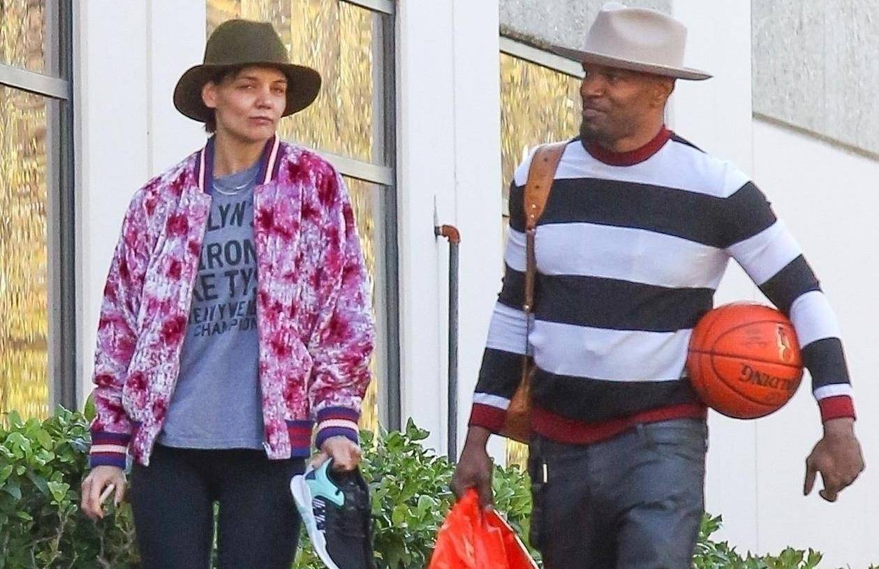 *PREMIUM-EXCLUSIVE* Katie Holmes and Jamie Foxx spend Valentine's Day playing basketball *NO NY PAPERS*