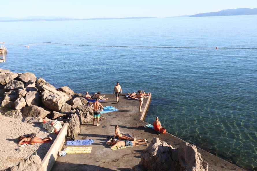 Opatija: Kupa?i na plaži Lido