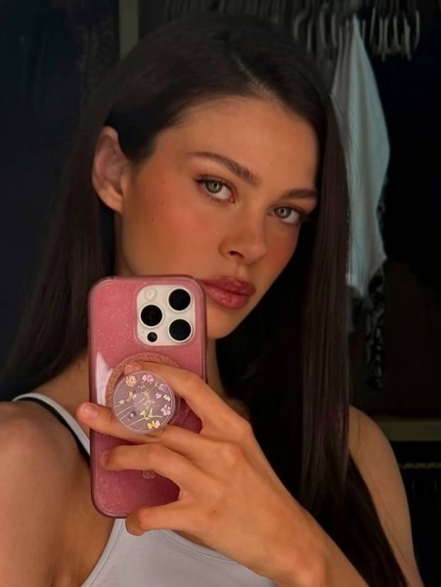 FOTO Snaha o kojoj priča cijeli svijet zabrinula izgledom: Ima na sebi sve manje odjeće i kila