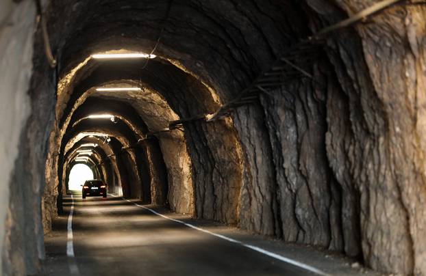 Prije pola stoljeća mještani su sami prokopali mali tunel koji je preporodio pelješki kraj