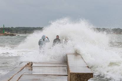 FOTO Umag pod vodom: Snažan vjetar izmamio surfere na more, šetače je 'okupao' ogroman val