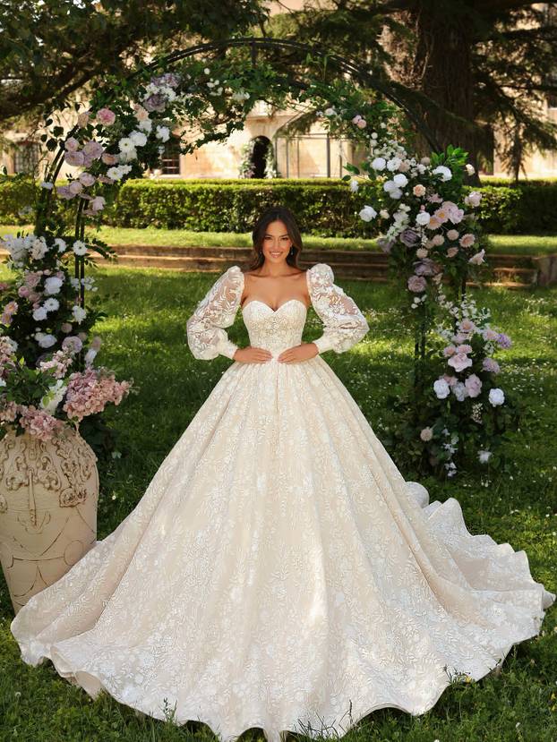 FOTO Pogledajte kako je fatalna Albanka proslavila pobjedu nad Srbijom. Neki su joj zamjerili