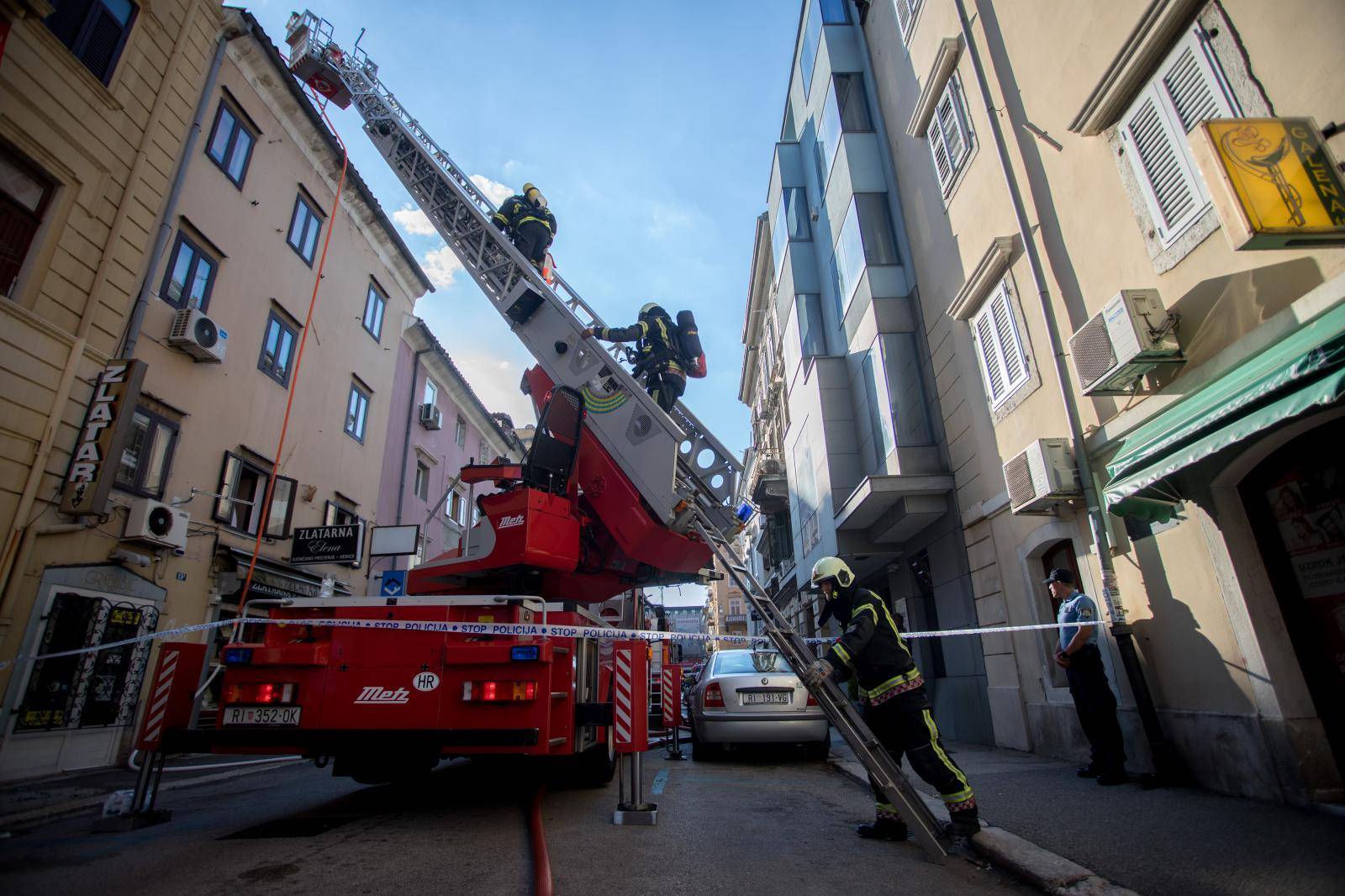 Rijeka: POžar na krovištu zgrade u centru grada