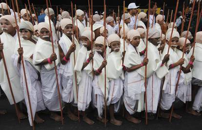 Čak 485 dječaka prerušilo se u Gandhija, uspjeli oboriti rekord