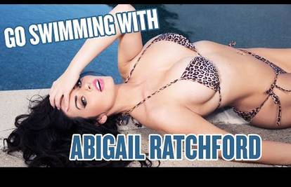 Dok se Abigail Ratchford kupa u bazenu, vas će okupati - znoj