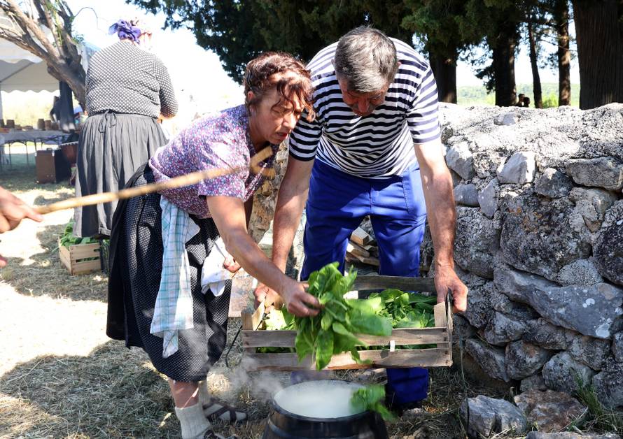 Vodice:Tradicionalni prvosvibanjski piknik u Rakitnici,spremanje divljeg zelja i pulente.
