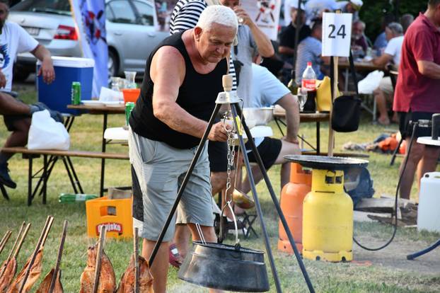 FOTO Otvoreno prvenstvo u kuhanju Fiša: Kotlovi i miris ribe preplavili Slavonski Brod