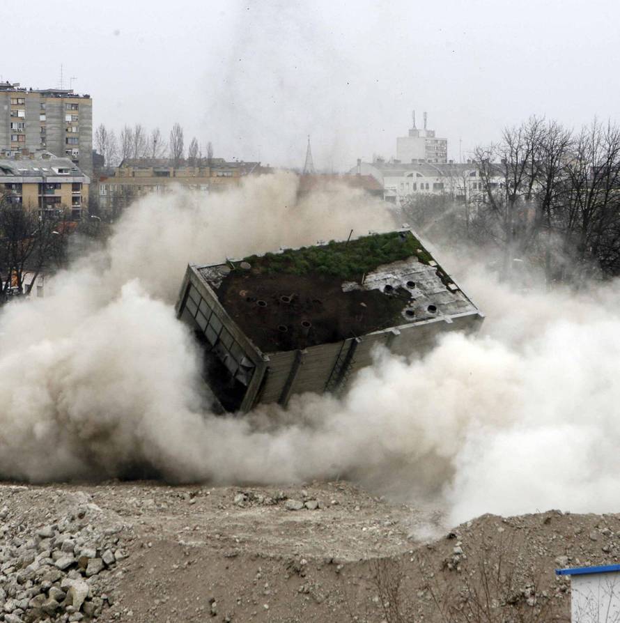 Osijek: Plansko miniranje i rušenje silosa u Huttlerovoj ulici