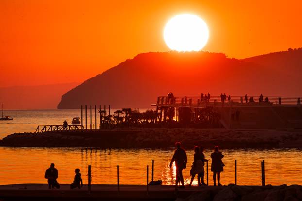 Zalazak sunca iznad Čiova promatran sa Žnjana