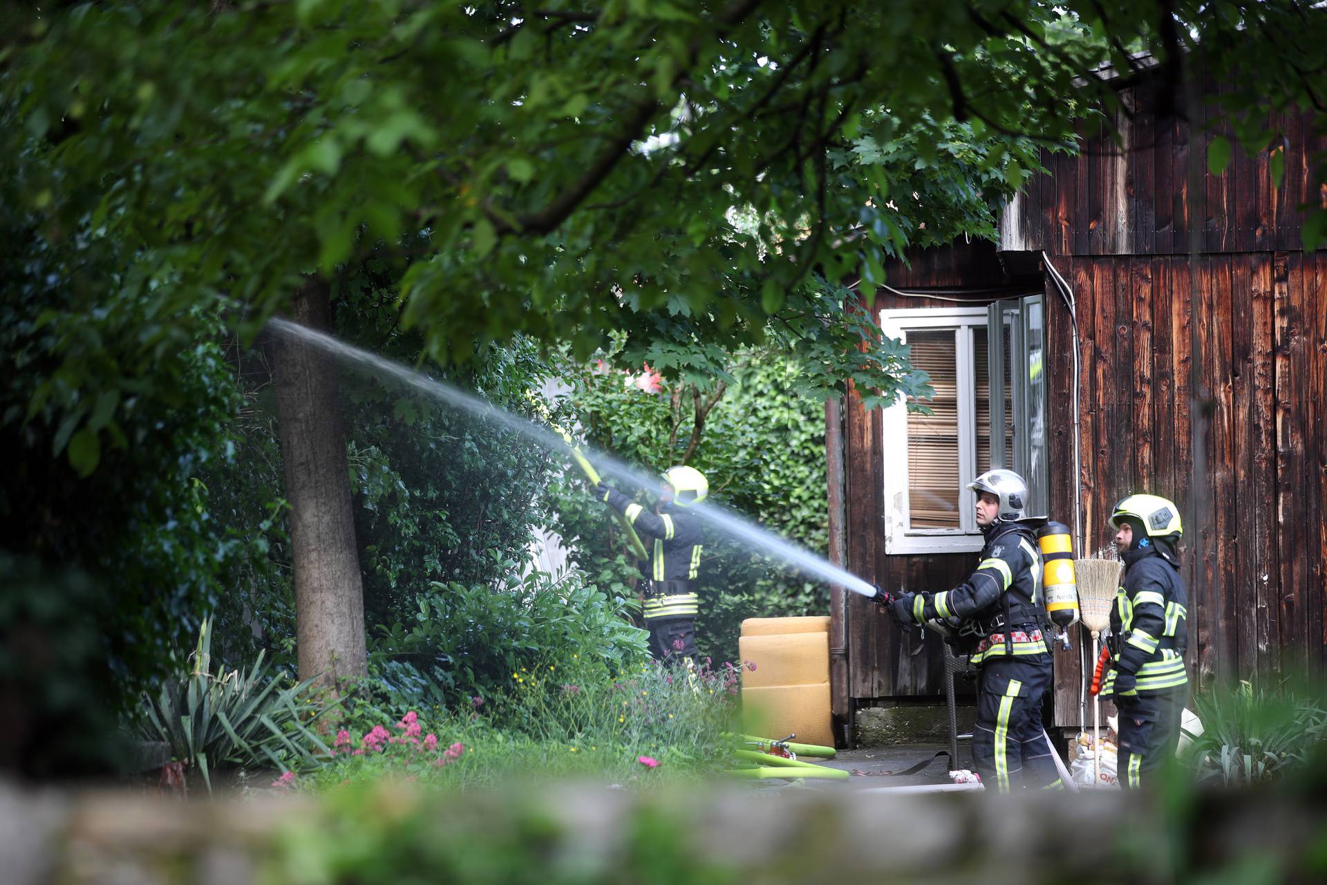 Zagreb: Gori objekt na Krugama, vatrogasci na terenu