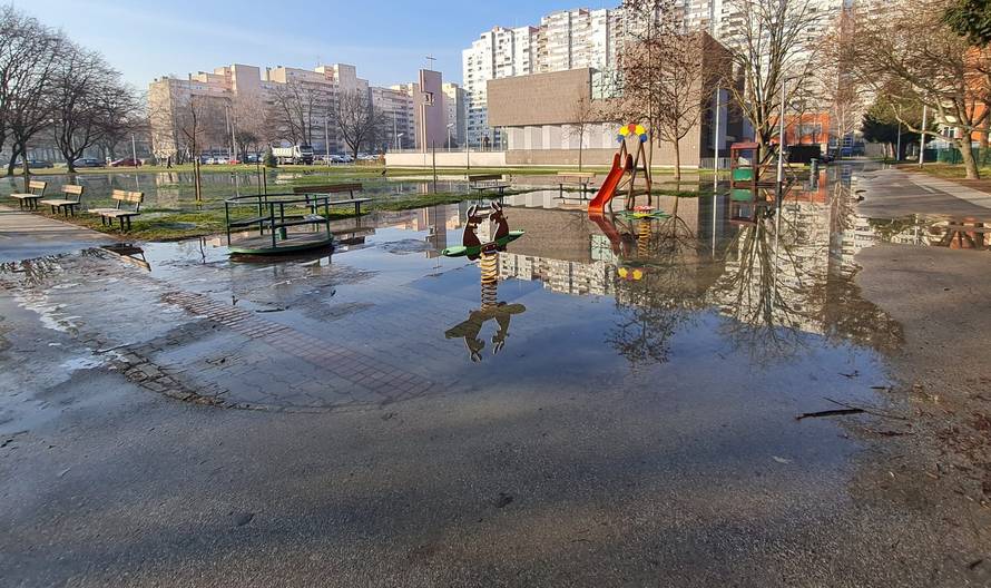 VIDEO U Travnom je pukla cijev: 'Oko crkve je pravo jezero...'
