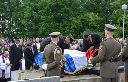 Uz vojne počasti sahranili su Branka Vukelića u Vukmaniću