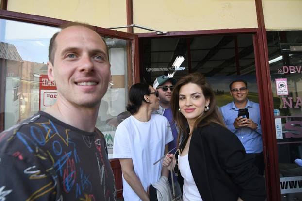 Bjelovar: Glumci u sklopu BOk festivala sami su bili eksponati u izlogu namještaja San