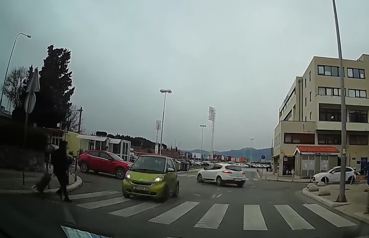 Snimka iz Splita: Pješakinju je umalo udario auto, od nesreće ih je dijelilo par centimetara