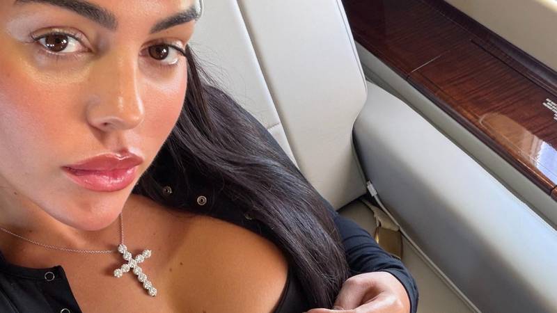 FOTO Georgina na ljetovanju izbacila bujne grudi, ali su svi gledali u ogromni dijamant