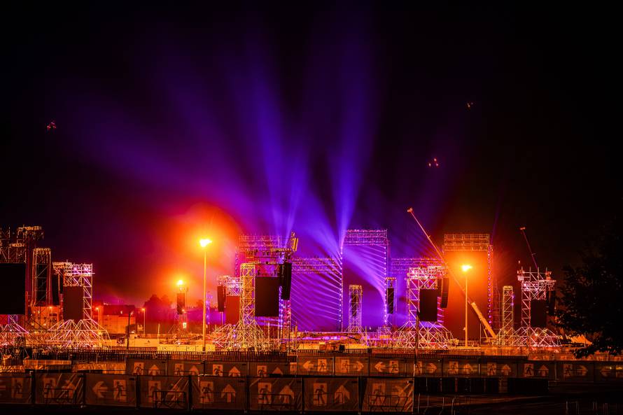 Zagreb: Spektakularna svjetlosna proba na Hipodromu uoči Thompsonovog koncerta