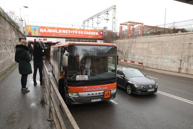 Autobus zaglavio u podvožnjaku u Zagrebu