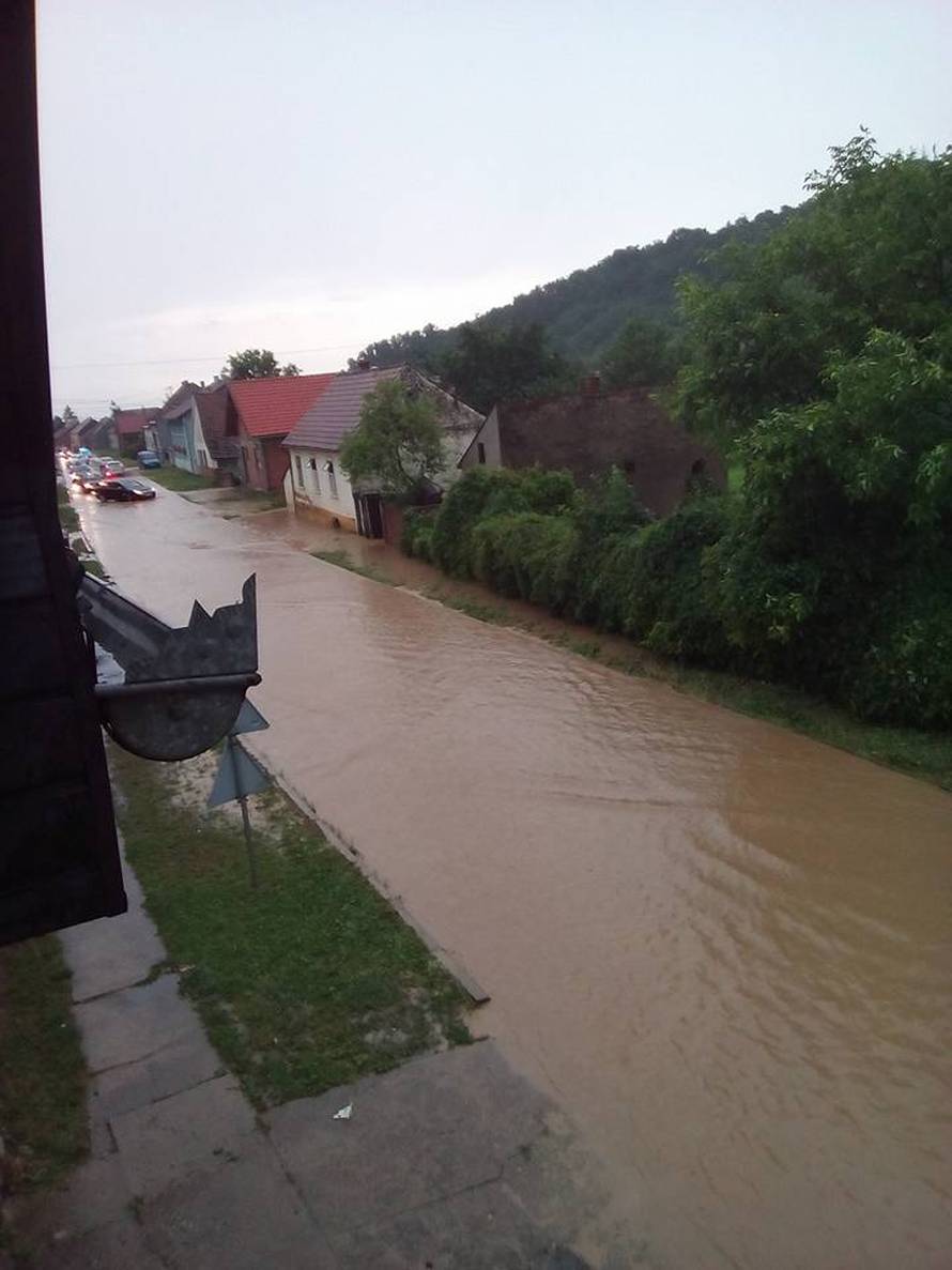 Nevrijeme rušilo stabla, nosilo krovove, kiša poplavila ulice