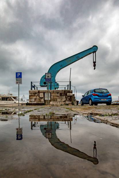 Pula: Refleksije grada nakon kišnog jutra