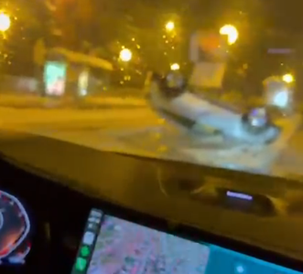 Teška nesreća u Zagrebu: Auto na krovu! Pogledajte fotke