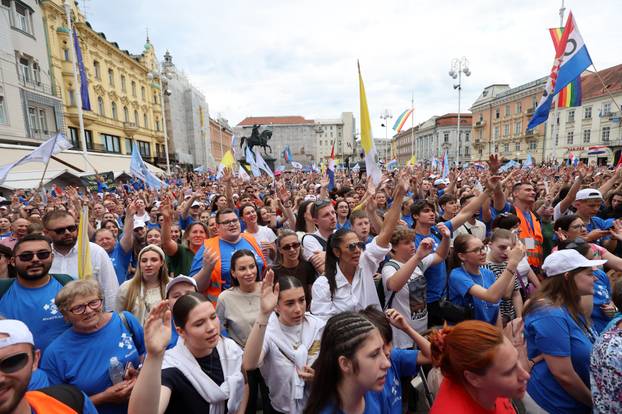 Zagreb: Dolazak hodočasnika Antunovskog hoda na Trg bana Josipa Jelačića