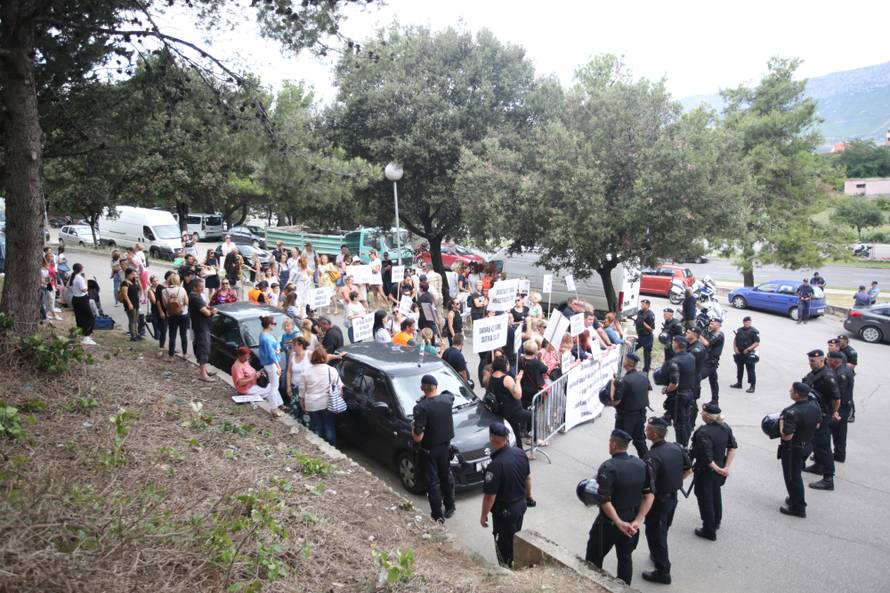 Dramatične scene usred Splita: Ovršili Cesarea (9), dali ga ocu