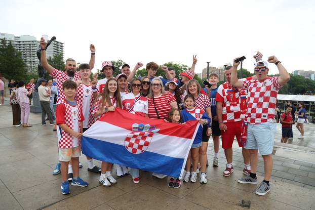 SP 2026 Philadelphia: Navijači Hrvatske fotografiraju se uz spomenik Rockyju