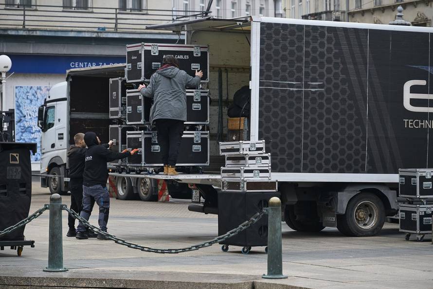 Zagreb: Postavljanje bine na glavnom Trgu gdje će biti organiziran doček rukometaša