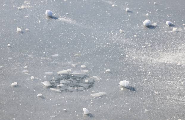 Zagreb: Sunčan, ali prohladni dan na jezeru Jarun