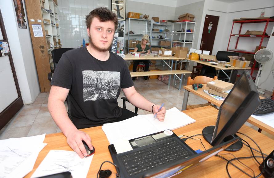 Na svom prvom poslu brine da svaka konzola bude bez greške