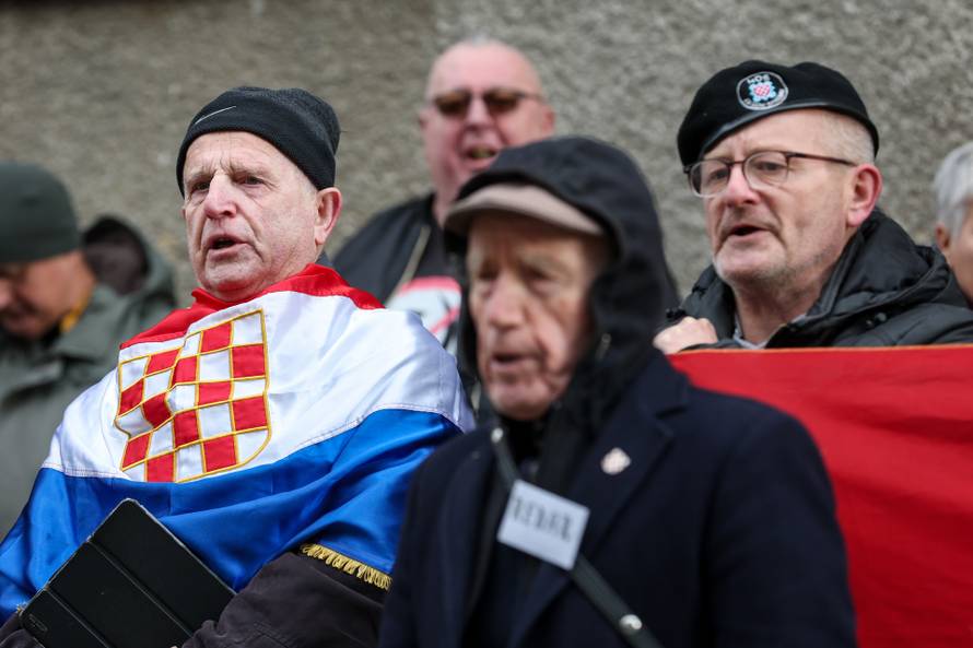 Prosvjednici  su stigli pred stan Tomislava Tomaševića i najavili  da će pjevati Thompsonove pjesme 